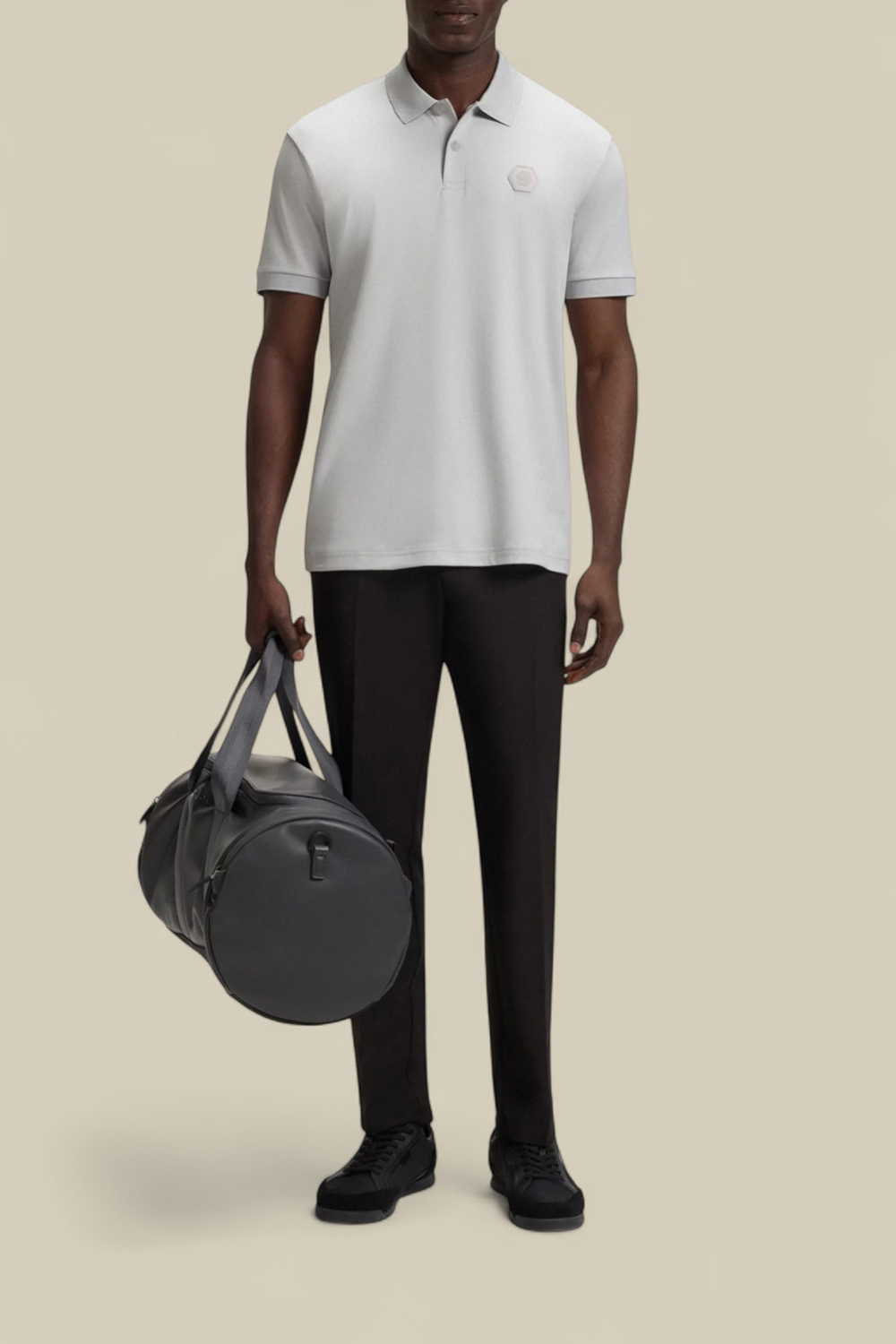 תמונת כל הלוק של חולצת פולו